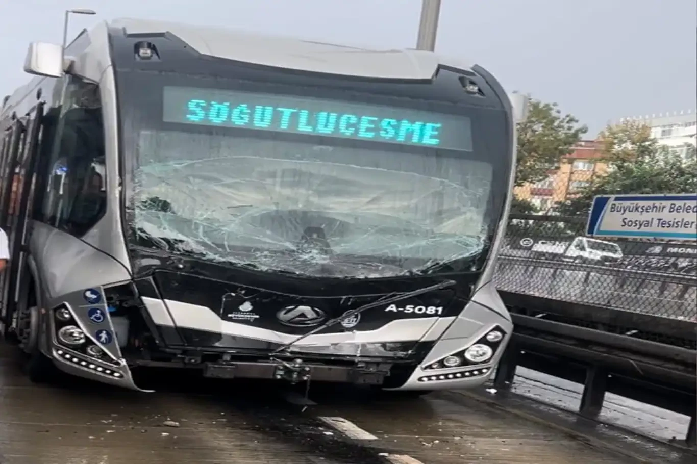 İstanbul’da metrobüs kazası: 2 yaralı