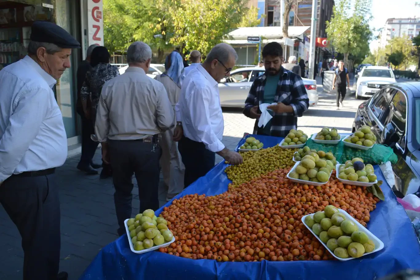 Kışın habercisi alıç meyvesi tezgahlarda yerini aldı