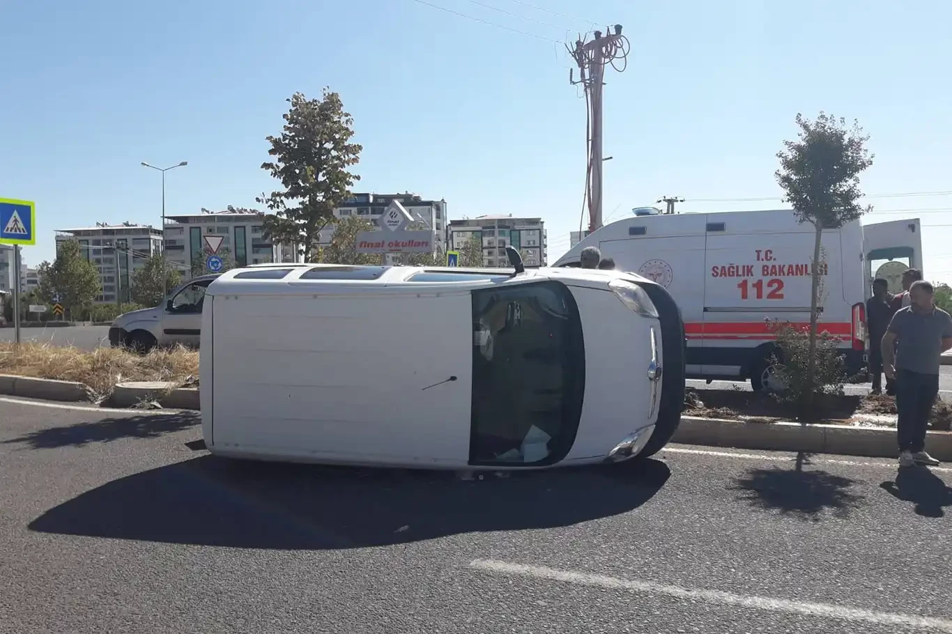 Refüje çarpan hafif ticari araç yan yattı: 1 yaralı