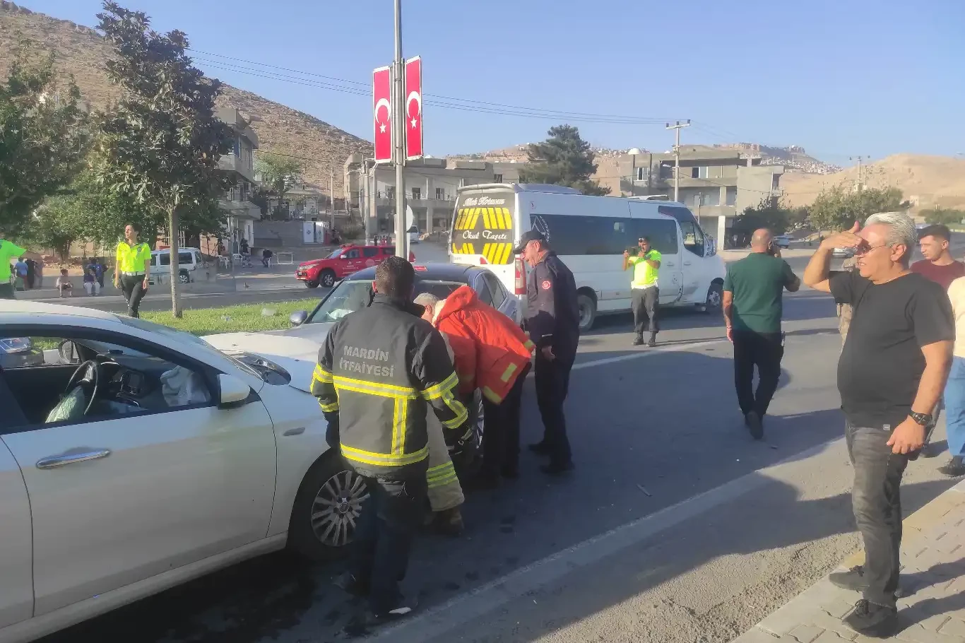 Mardin’de iki araç kafa kafaya çarpıştı: 1’i çocuk 7 kişi yaralandı 