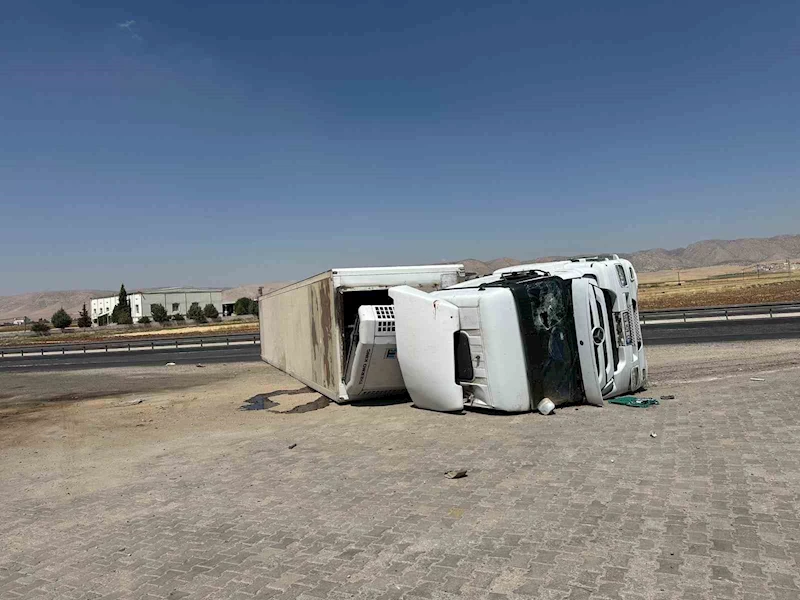 Mardin’de kontrolden çıkan tır devrildi: 2 yaralı
