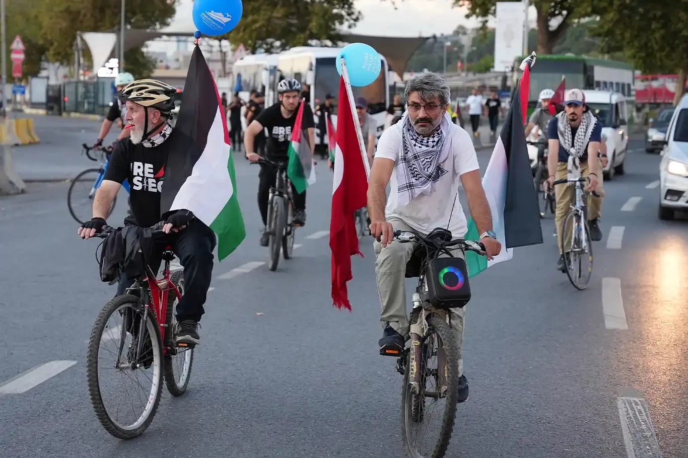 Gazze gemisi nöbeti tutan aktivistlere bisikletli destek