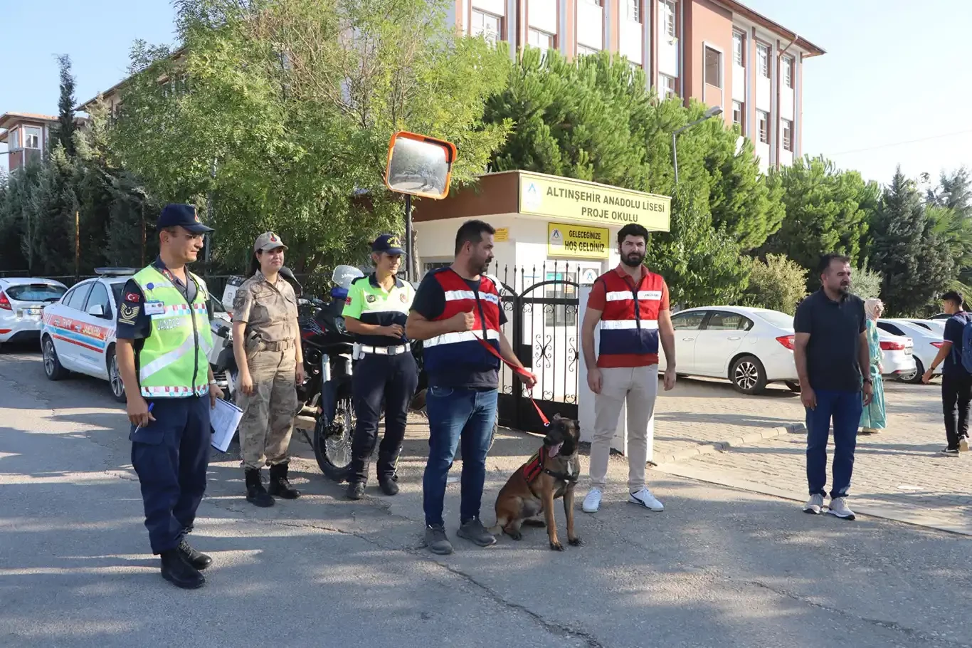 Okul önlerinde asayiş uygulaması yapıldı