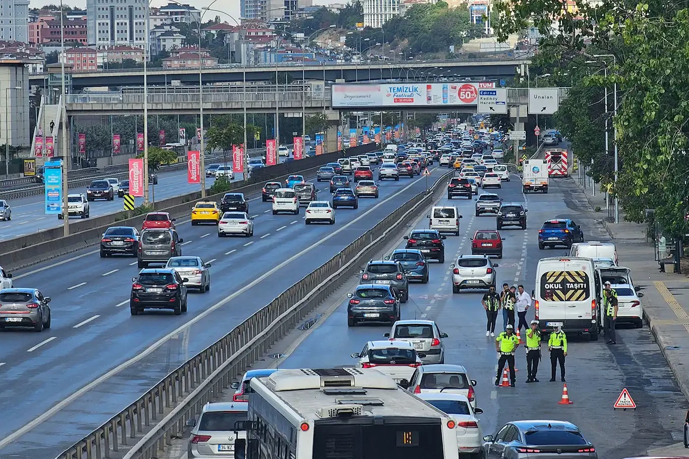 İstanbul trafiğinde okul yoğunluğu