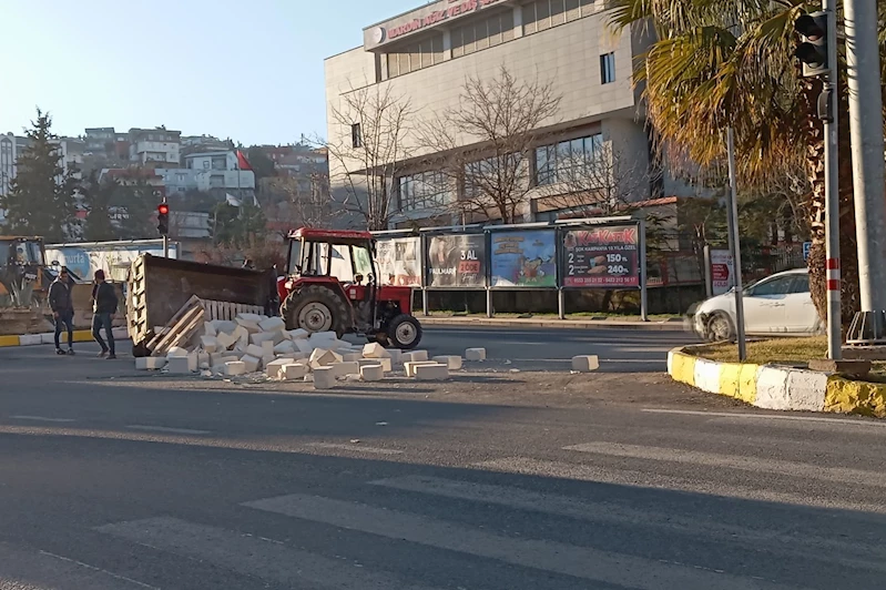 Mardin’de traktör devrildi, yükü yola savruldu 