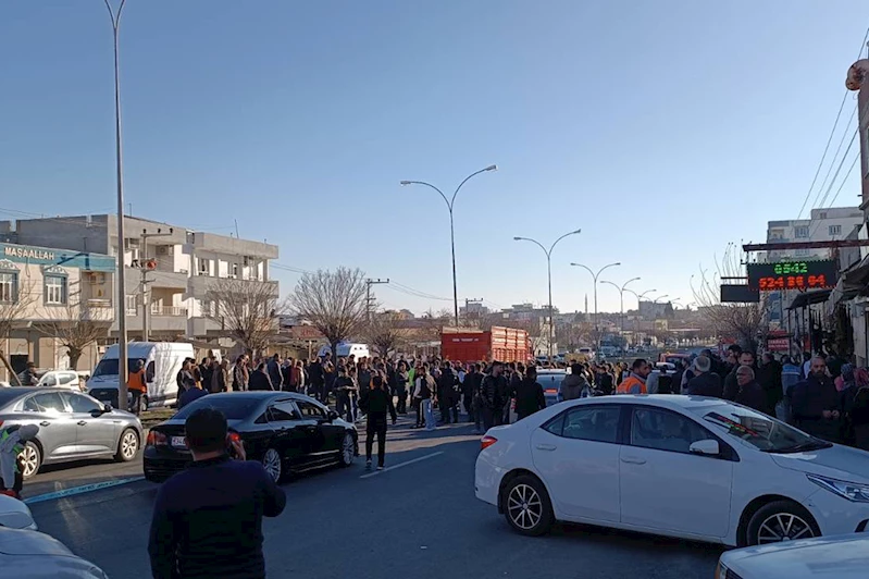 Şanlıurfa’da kazanın yaşandığı yol halk tarafından trafiğe kapatıldı