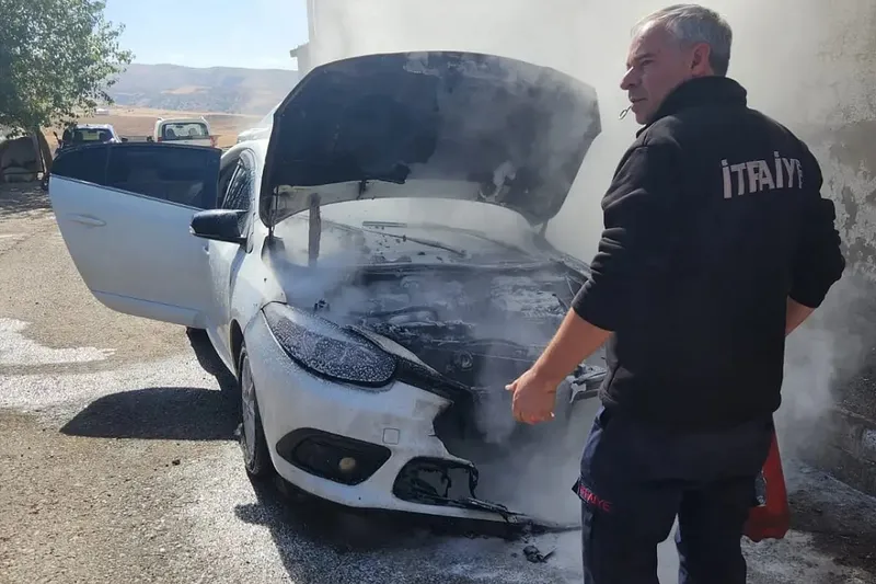 Park halindeki otomobilde yangın: Araç kullanılamaz hale geldi