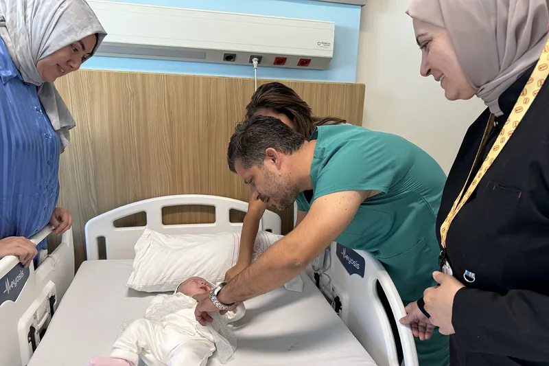 Kalbi göğüs kafesi dışında doğan bebek tedavi edildi