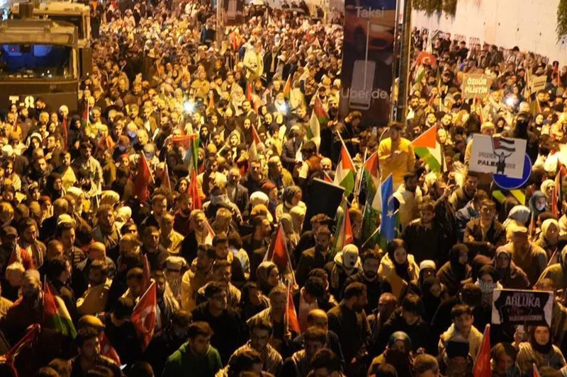 Dünya ayakta: Siyonist korsanlığa karşı milyonlar yürüdü