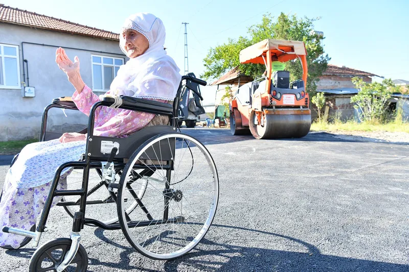 Yeşilyurt Belediyesi, 90 yaşındaki yaşlı kadının yol talebini yerine getirdi