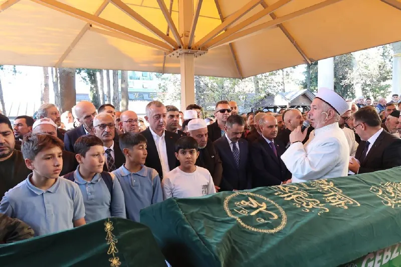 Kocaeli’de çöken binada hayatını kaybeden Bilir ailesi toprağa verildi