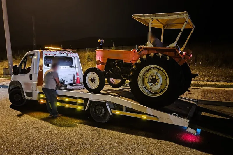 Otoyolda traktörle seyreden sürücüye ceza: Traktör trafikten men edildi