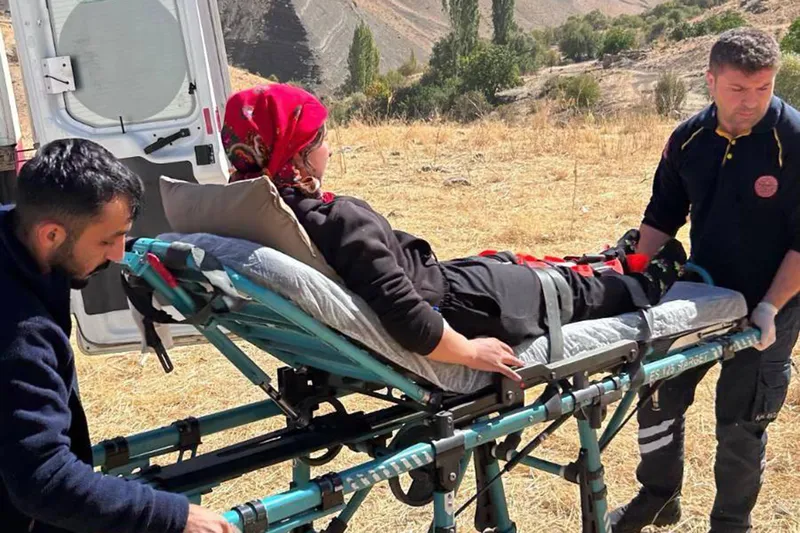 Attan düşerek yaralanan genç kız hastaneye kaldırıldı