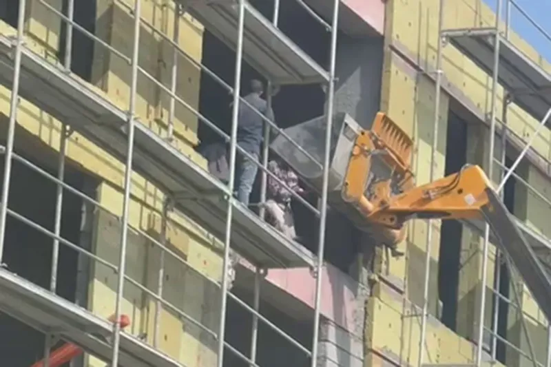 Kepçe ile duvar arasında sıkışan işçi ağır yaralandı