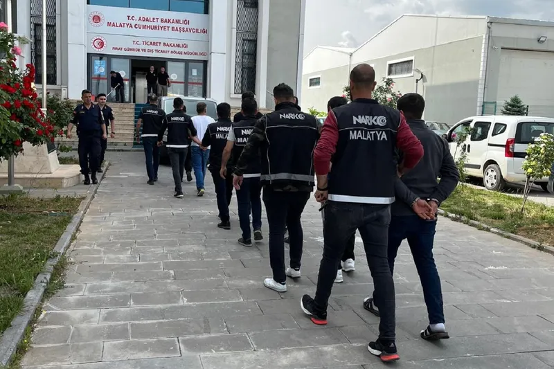 Uyuşturucu operasyonunda gözaltına alınanlardan 9