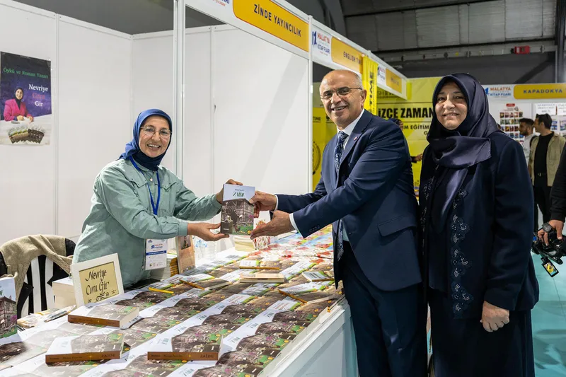Büyükşehir Belediye Başkanı Er, kitap fuarında yazarlarla bir araya geldi