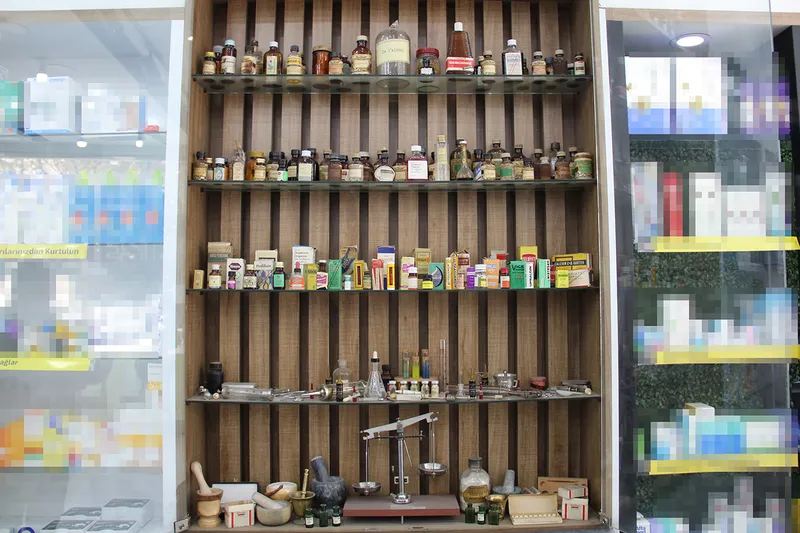 Eczanesinde 150 yıllık ilaçlarla mesleğin geçmişini yaşatıyor