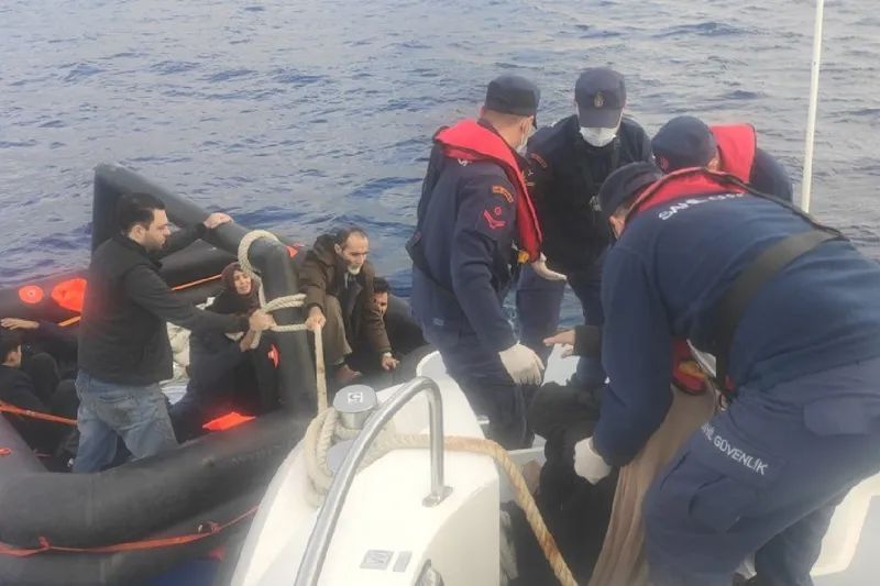 Yunanistan unsurlarınca geri itilen 20 düzensiz göçmen kurtarıldı