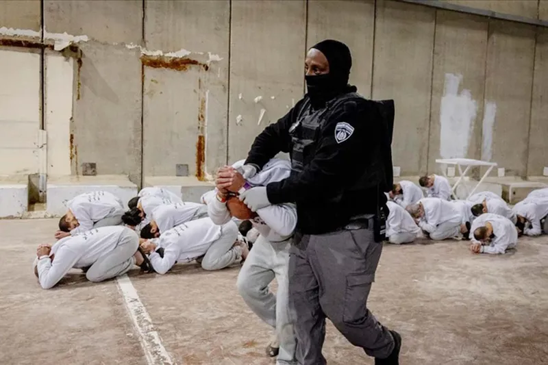 Filistinli esirlere işkence eden askerlerin 