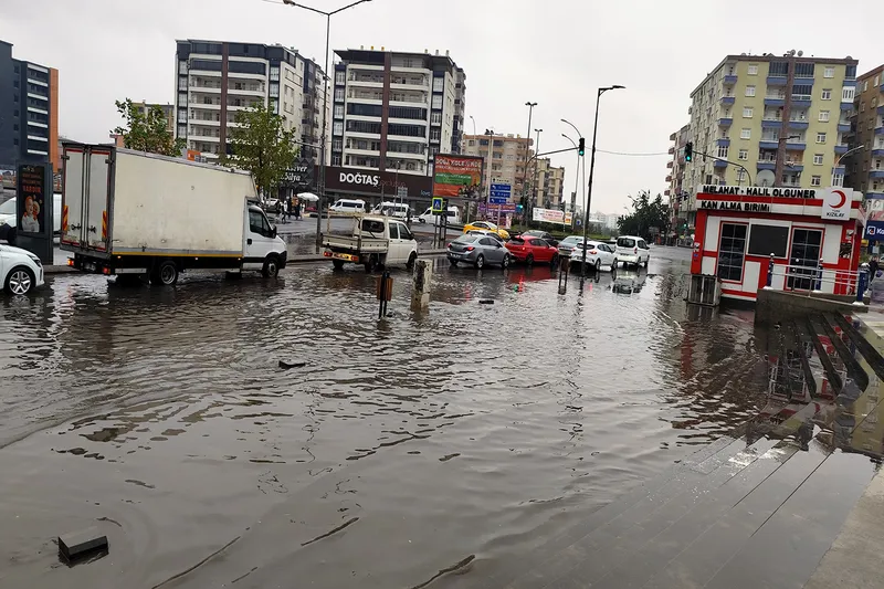 Diyarbakır’da sağanak alt yapı sorunlarını yeniden gün yüzüne çıkardı