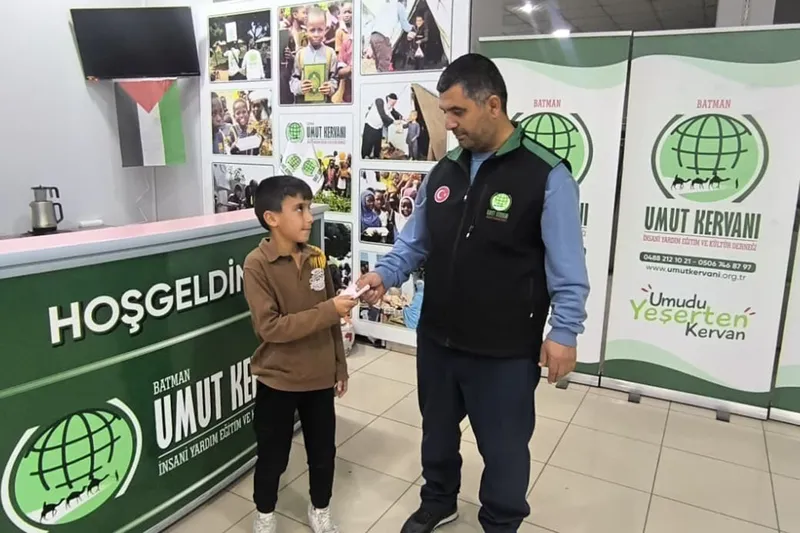 Küçük Taha, bursunun ilk parasını Gazze için bağışladı