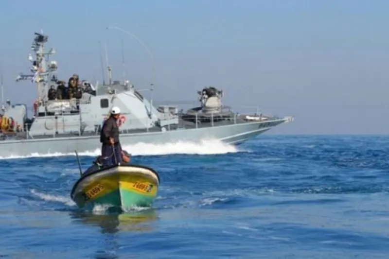 Siyonist rejim donanması Gazze açıklarında 3 balıkçıyı esir aldı