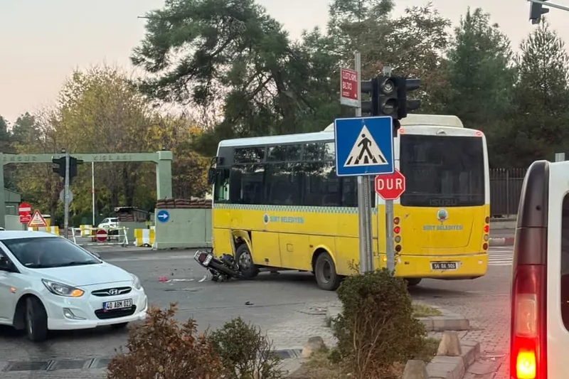 Siirt’te motosiklet belediyeye ait otobüse çarptı: 1 ölü, 1 yaralı