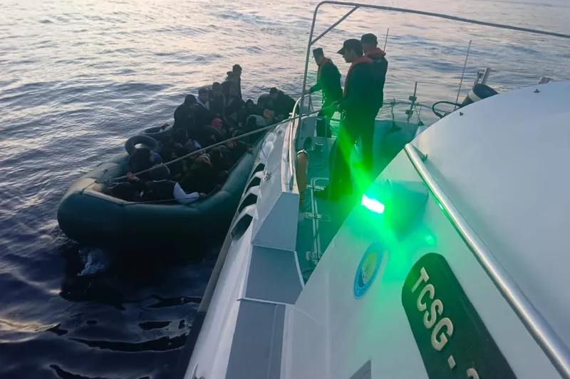 Ege Denizi açıklarında 29 düzensiz göçmen yakalandı