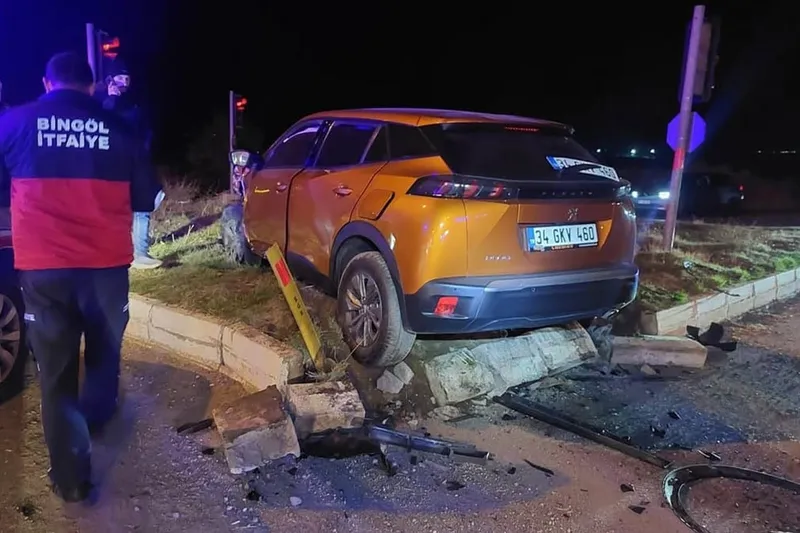 Bingöl’de 2 otomobil çarpıştı: 4 yaralı