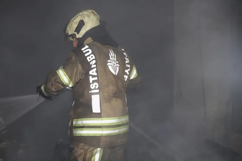 İstanbul’da bodrum katında çıkan yangında 4 kişi mahsur kaldı