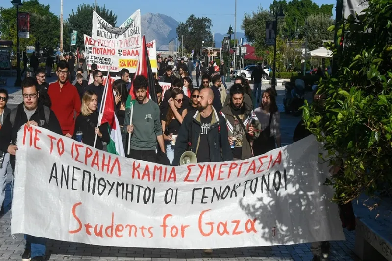 Yunanistan’ın Kefalonya Adası’nda işgalci siyonist turistleri taşıyan kruvaziyere protesto