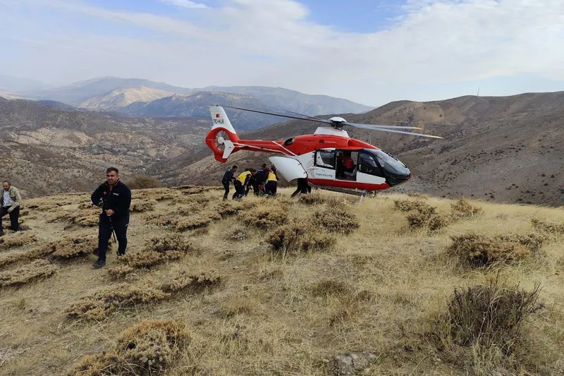 Uçurumdan düşerek ağır yaralanan adam için ambulans helikopter devreye girdi