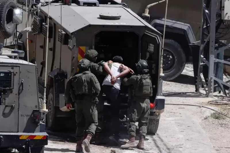 İşgal rejimi Batı Şeria’da birçok bölgeye baskın düzenledi