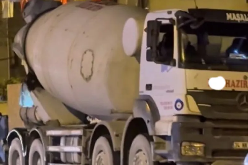 İstanbul’da beton mikserinin içine düşen sürücü hayatını kaybetti