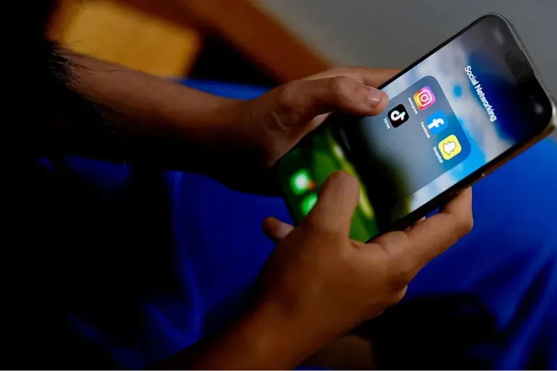 Pakistan, sosyal medya platformlarını yerel ofisler kurmaya ve uyumluluğu artırmaya çağırdı