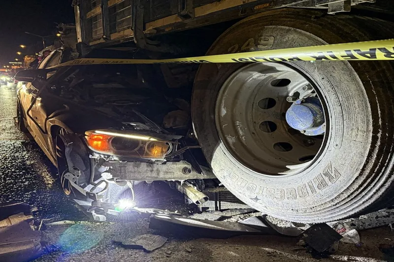 Otomobil duran kamyona çarptı: 1 ölü, 2 yaralı
