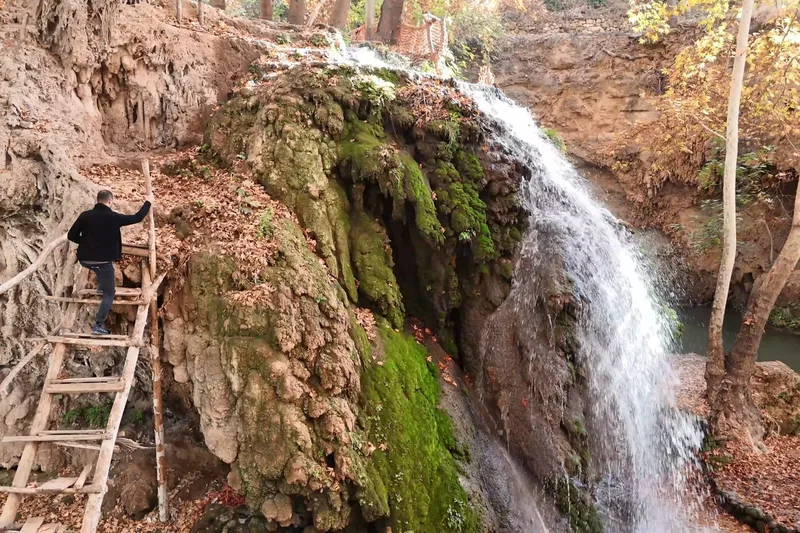 Mardin’in saklı cenneti Yardere Şelalesi’nden sonbaharda kartpostallık görüntüler 