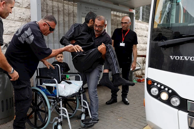 Hasta ve yaralı Filistinliler tedavi için yurtdışına çıkmak üzere Refah sınır kapısından çıktı