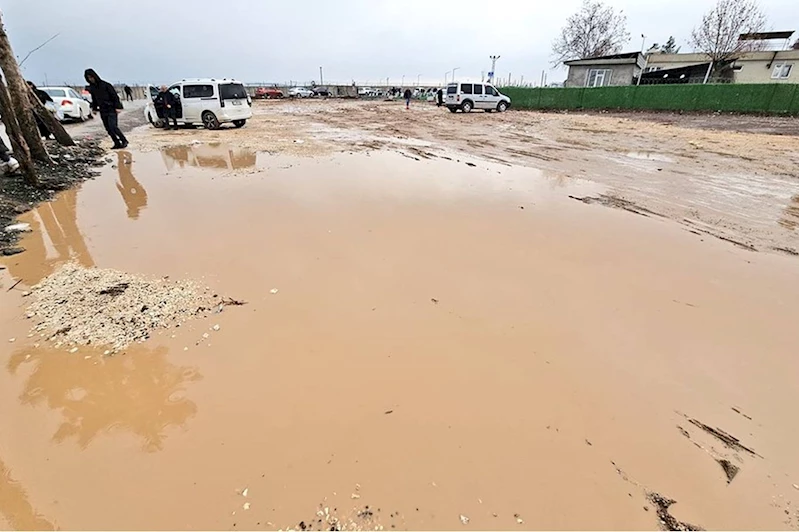 HÜDA PAR Diyarbakır İl Başkanlığından belediyeye çamurdan geçilmeyen mezarlık tepkisi