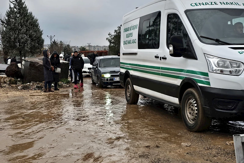 Diyarbakır Yeniköy Asri Mezarlığı ve çevresi çamur deryasına dönüştü