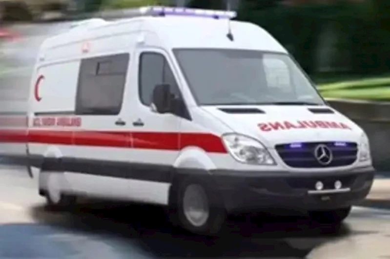 Ambulans ile otomobil çarpıştı: 6 yaralı