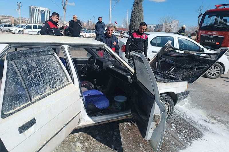Seyir halinde alev alan otomobil kullanılamaz hale geldi