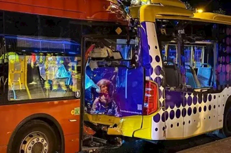 İki belediye otobüsü çarpıştı: 35 yaralı