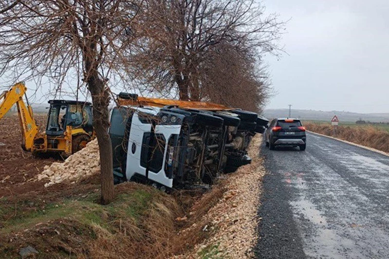 Şanlıurfa’da taş yüklü kamyon devrildi