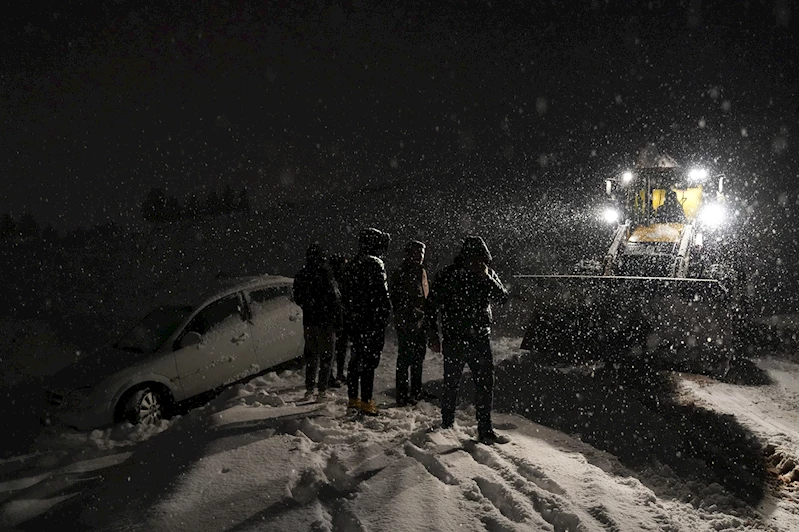 Karda mahsur kalan araç kurtarıldı