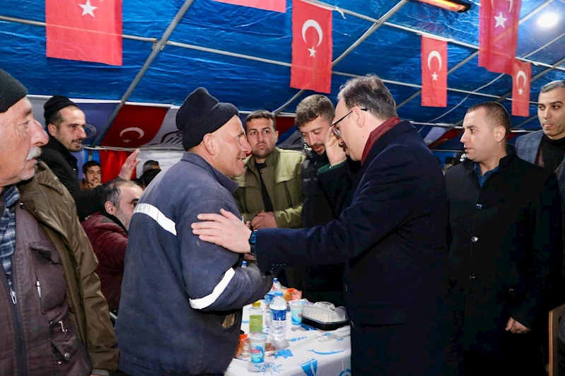 Siirt Valisi Dr. Kemal Kızılkaya, Ramazanın ilk iftarını vatandaşlarla birlikte açtı