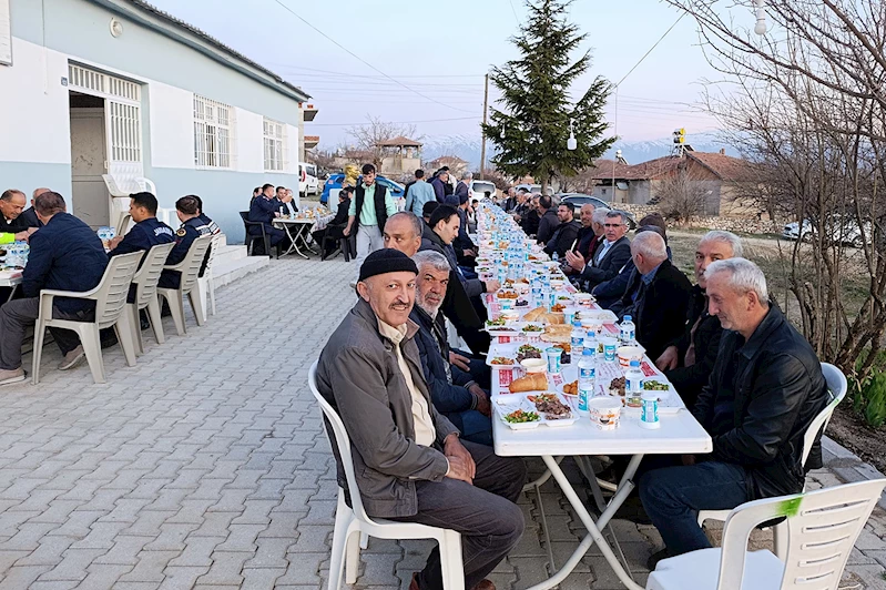 İmam ve muhtarın girişimiyle ilk kez köy halkı iftar sofrasında buluştu