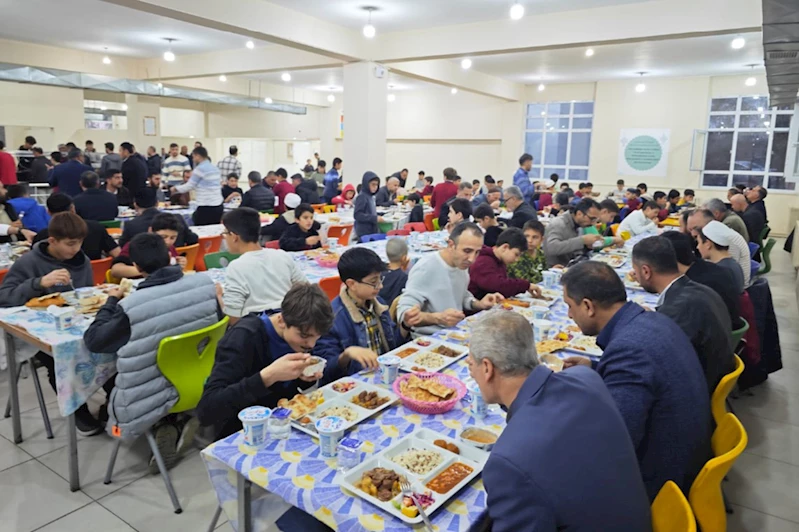 Hafızlık proje okulunda öğrenci ve veliler iftar sofrasında buluştu