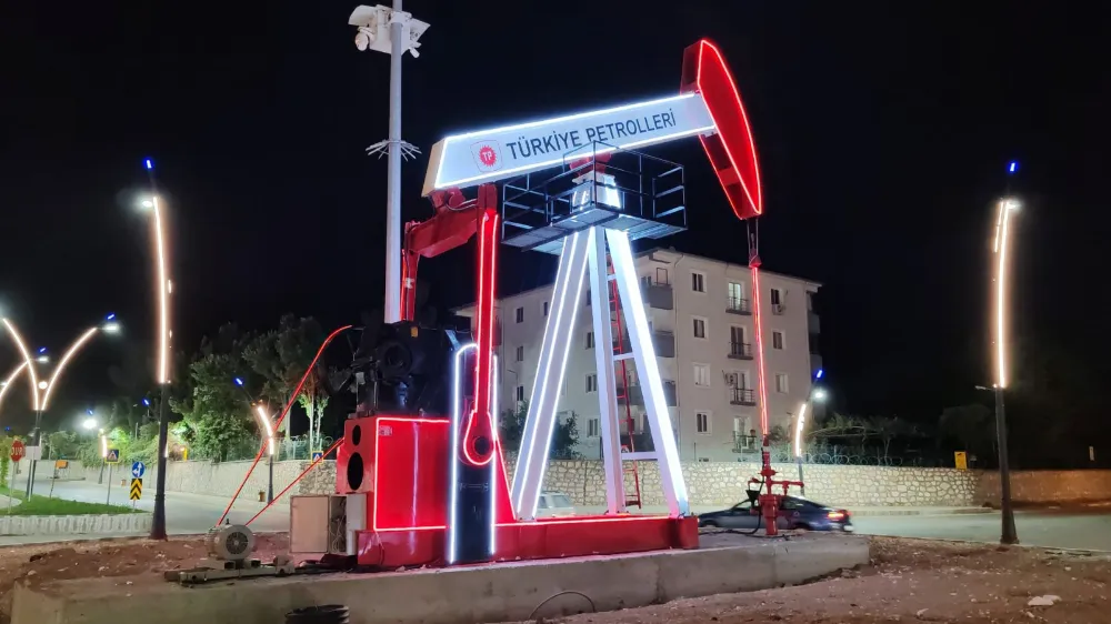 Batman girişine simgesi petrol anıtı yerleştirildi