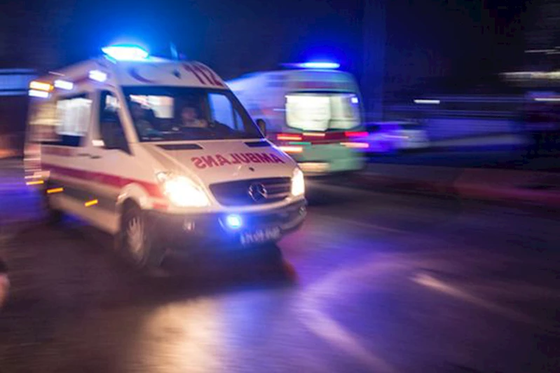 Kamyonet yol kenarındaki römorka çarptı: 2 ölü